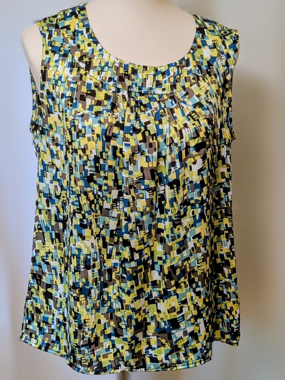Kasper Sleeveless Abstract Print Top in Yellow-Blue